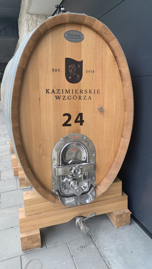 Kazimierskie Wzgórza beczka z logo.